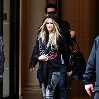 Avril Lavigne is all smiles as she leaves her Paris hotel photos | Picture 77877